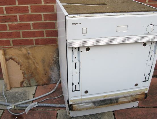 När man ser gamla diskmaskinen och brädan den stod på så är det nästan man tror att maskinen läckt redan innan den gången vi försökte köra den.