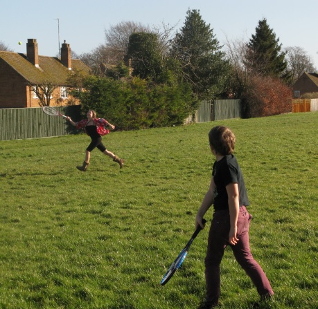 Innan  vi hann bli medlemmar provspelade barnen på en gräsplan i närheten. Det var ingen vidare studs i den vattendränkta marken, men det var kul ändå. Servar var lättare att öva än att slå fram och tillbaka till varann.