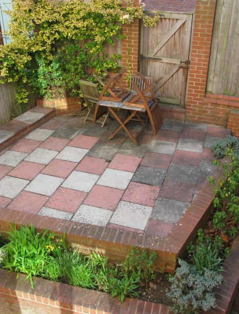 Jag har skrubbat större delen av trädgården också (mer än vad som syns på bilden). Sen ska jag pensla på mer algdödarmedel. Jag är inte lika tolerant mot grönt slem som engelsmännen verkar vara.  