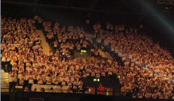 Barnen på läktaren rakt över på andra sidan var lättare att se. Snyggt med alla i lika dana T-shirtar.