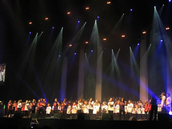 Barnen i kören som stod på scen turades om att stå längst fram och sjunga solopartier.