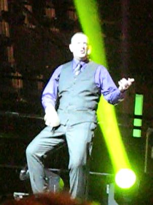 Min favorit var mannen som teckentolkade en del av sångerna. Lite brittisk begravningsentrepenör. Här tolkar han ”We will rock you”.