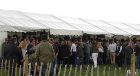 Många flydde in i öltältet, så det blev snabbt fullt.