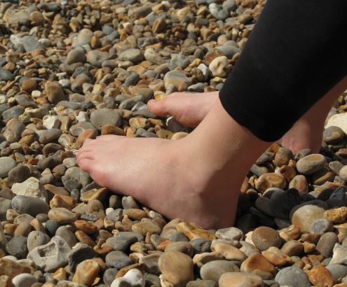 Efteråt värmde K fötterna mot de varma stenarna. 