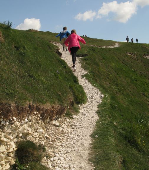 Barnen skyndade sig upp mot toppen.