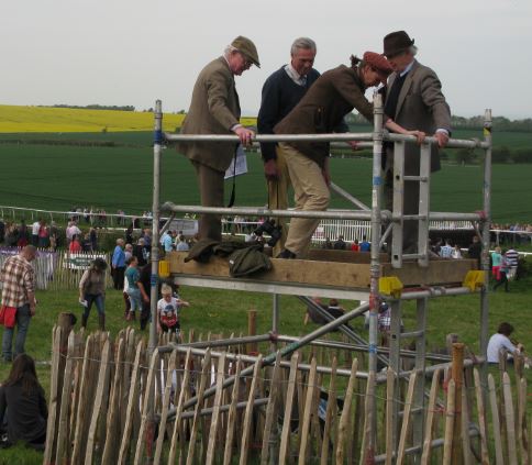 Domarna körde gubbstil (även den kvinnliga) och hade lite svårt att ta sig upp för stegen till sin upphöjda position.