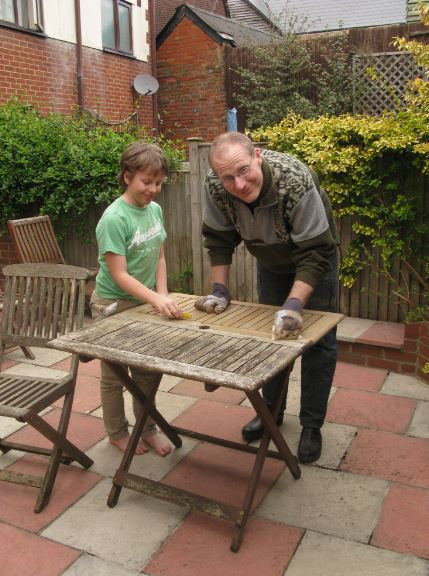För några veckor sedan hjälptes hela familjen åt att slipa utemöblerna. De var grå när vi flyttade in. Vissa bitar är lite rötangripna, men nu när de fått några omgångar olja ska de väl kunna användas ett par år till.