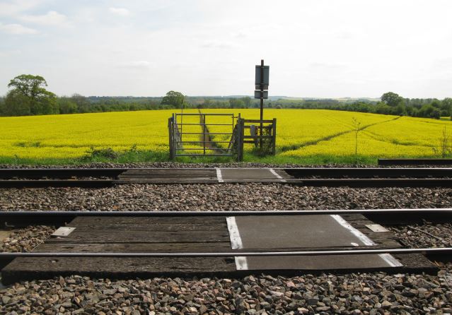 Efter att ha korsat järnvägen som går mellan London och Bristol blev det lite öppnare landskap igen.