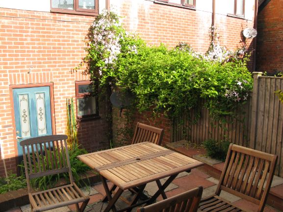 Grannens klematis och kaprifol gör vad de kan för att invadera vår trädgård. Vi är även stolta över hur fina våra trädgårdsmöbler blivit...