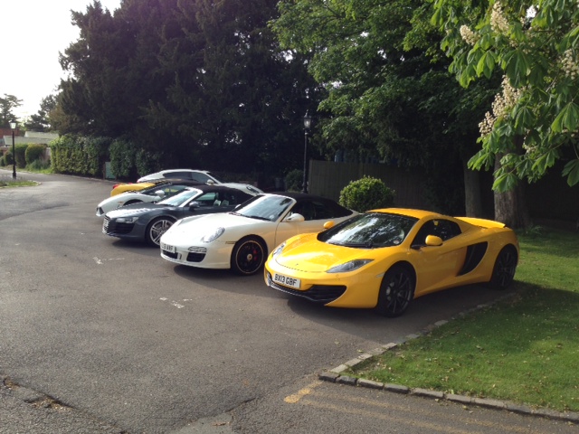 Bilarna skulle vara till någon konferens dagen efter. Ingen verkade veta något mer om det hela än att de skulle stå parkerade där tills vidare.