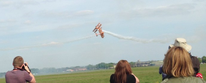 Barnens favorit tror jag var de här planen som gjorde mönster med vit rök ...