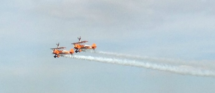 ... dessutom stod det en tjej ovanpå vardera planet och gjorde konster, bland annat stod på händerna.