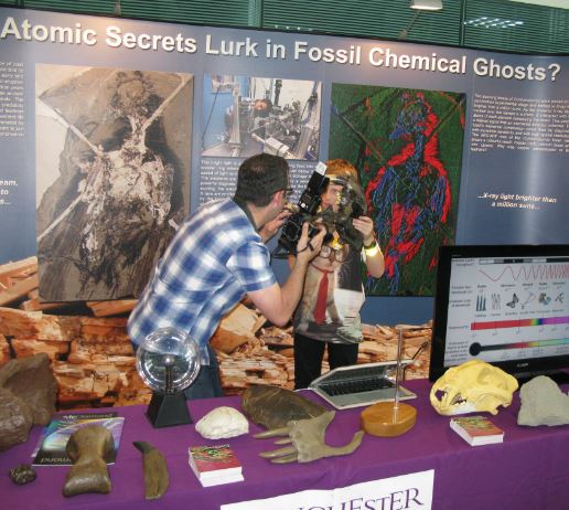 A blev fotad med en fossilkopia. Bilden kommer nog i nästa nummer av ställets tidning.