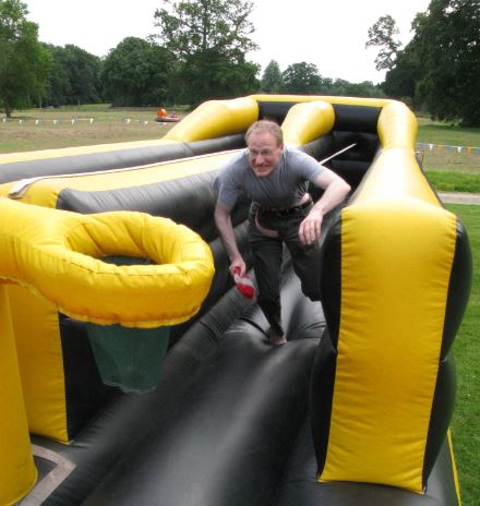 J lyckades sätta den i korgen en gång.  Varken barnen eller jag var ens i närheten av det.