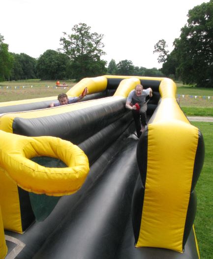 Här var man fastbunden i ett tjockt gummiband och sen gällde det att sätta sin röda plupp så långt fram som möjligt på kardborrbandet emellan banorna.