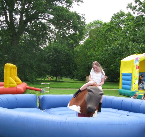 K kämpar för att sitta kvar på tjuren.