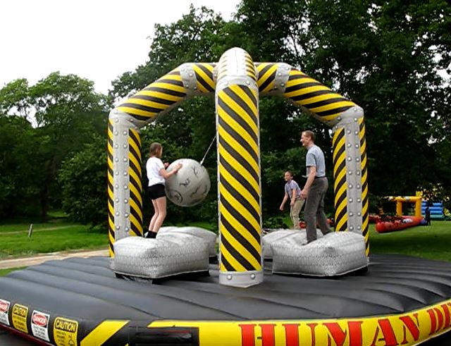 Vi började försiktigt med en grej där man skulle försöka få övriga att ramla genom att knuffa en stor kula på dem. Min balans räckte inte mer än en minut, så sen fotade jag istället.