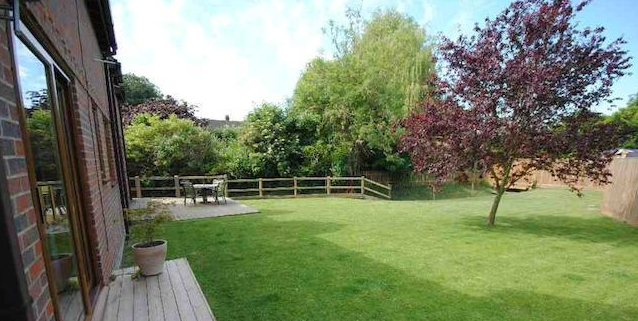 Bäcken rinner bakom staketet längst bort