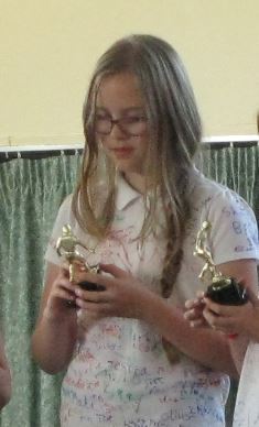 Ks fotbollslag kom trea i serien och fick troféer.