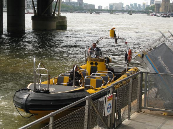 Båten hade plats för 12 passagerare och stor filmkamera längst fram om man vill spela in en film (vilket tydligen görs då och då).