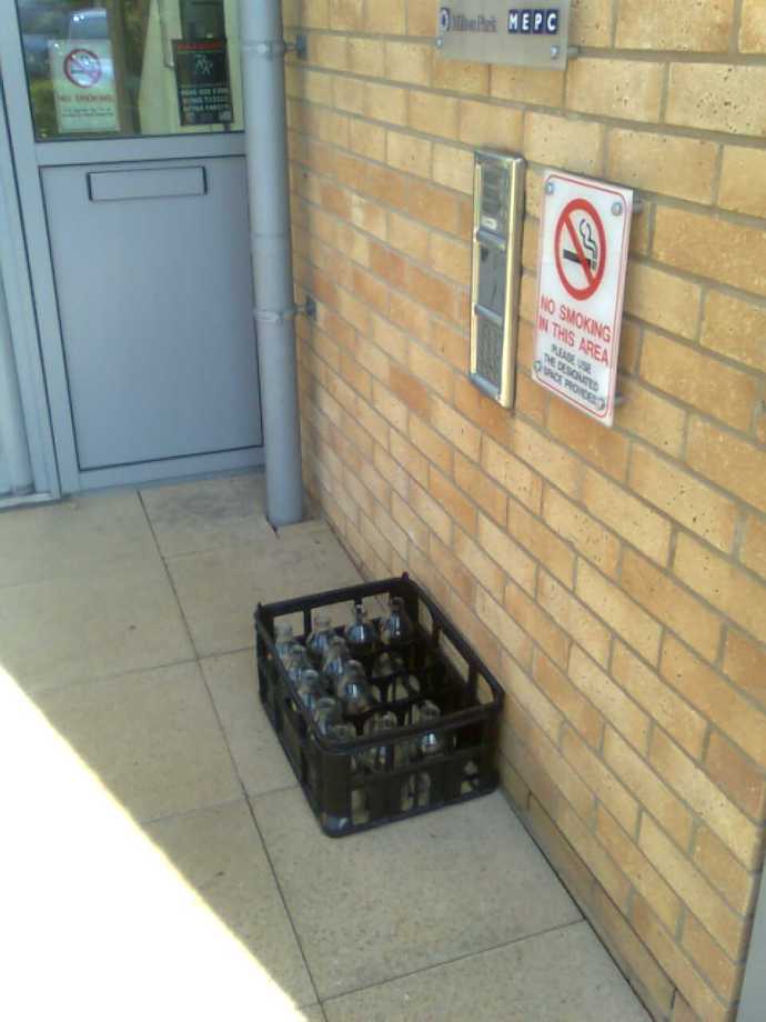 Utanför jobbet står de tomma mjölkflaskorna och väntar på att bli upplockade av mjölkbudet. Nästan så man skulle beställa hem mjölk bara för att ha gjort det. Inte kan ett hyggligt modärnt land som Storbritannien fortsätta ha mjölkbud och lördagsutdelning av posten i all evighet?