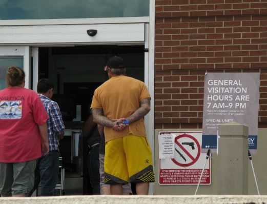 Här är kön utanför akuten. Det tar en liten stund att ta sig igenom scanning och kroppsvisitering.