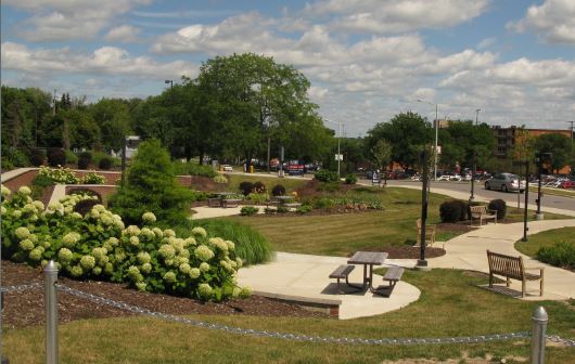 Utanför finns en liten park. Den ser ganska trevlig ut.