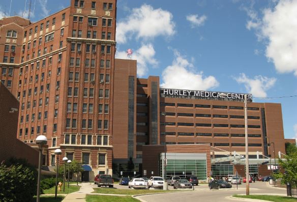 Sjukhuset är gammalt (med amerikanska mått mätt) och har diverse tillbyggnader så det är svårt att hitta därinne. Akuten ligger i bottenvåningen längst till höger på bilden.