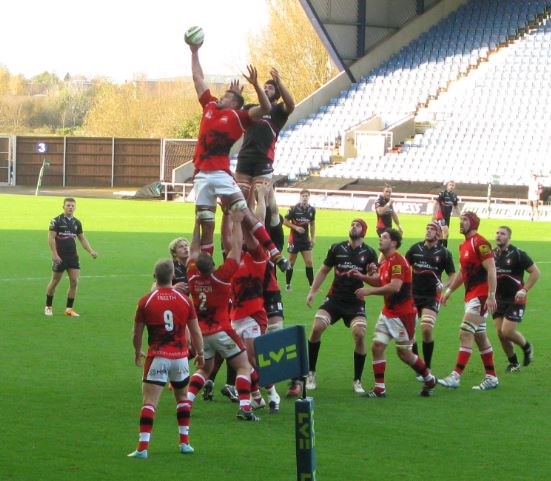 I rugby har man inte en separat hejarklack som står för akrobatiknumren. Istället sköter man det själva.
