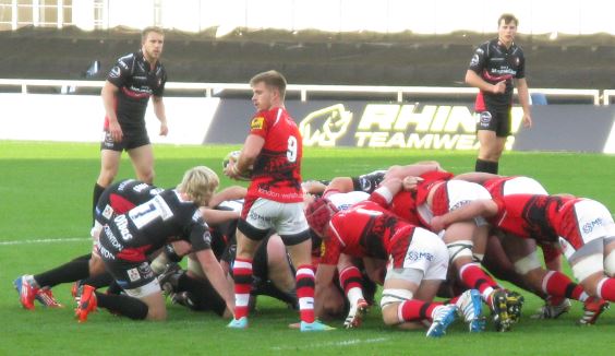Man kan tro att bollen är väldigt viktig i rugby, men ibland verkar det viktigare att umgås närgånget med de andra spelarna än vad som händer med bollen. Men det brukar bara ta någon minut innan bollen får vara med i spelet också.