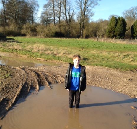 Stövlarna var vattentäta och jag lovade honom att det skulle komma fler pölar under promenaden.