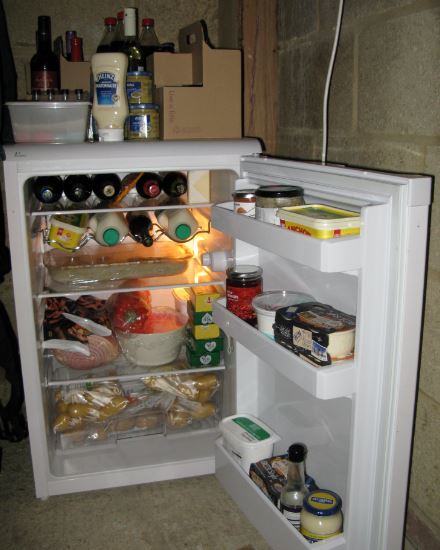 Till och med kylen i garaget är proppfull med skinka, prinskorv, rödbetsallad och annat gott.