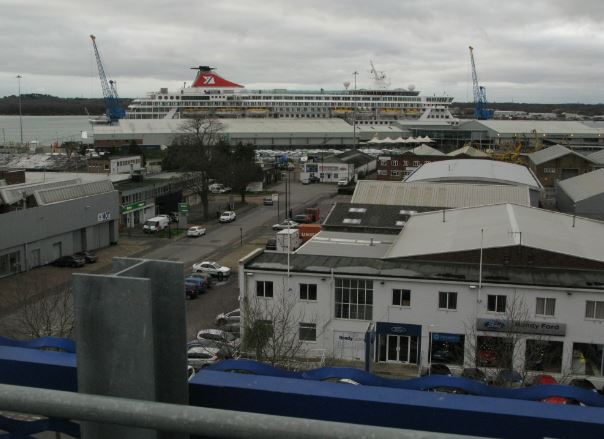 ... och med utsikt över hamnen.