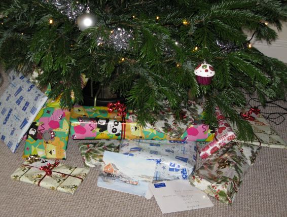 Julklapparna ligger och väntar under granen. Eller är det kanske vi som väntar.