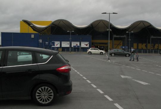 Kommer man dit tidigt nog är det i alla fall lätt att få parkering nära ingången...