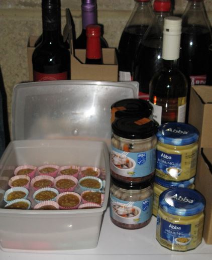 Det som inte fick plats i kylen får stå ovanpå.