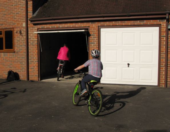 och svishar direkt in i garaget med lera och allt.