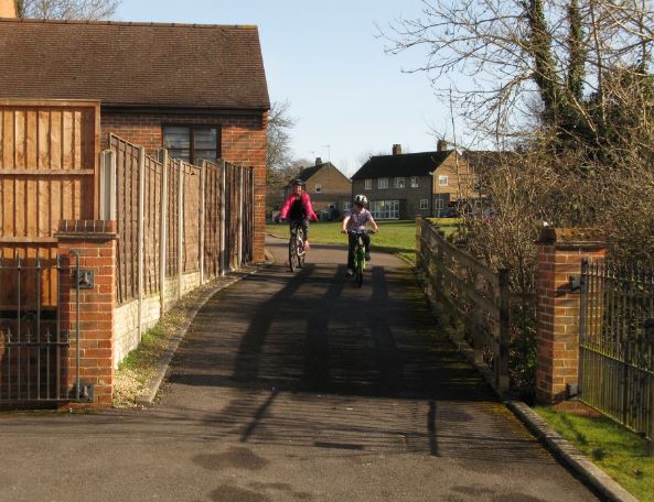 A o K kommer farande på vår garageuppfart