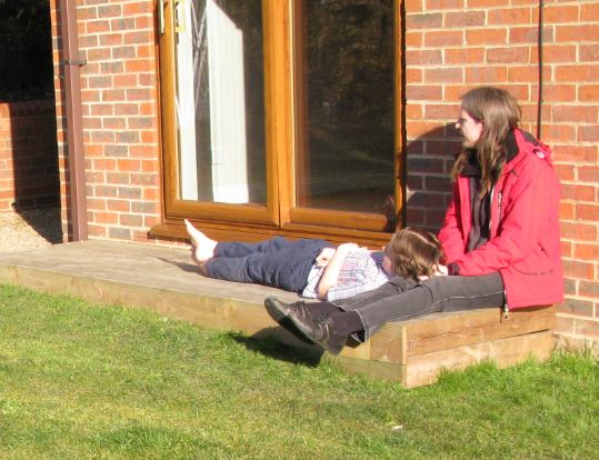 På eftermiddagen var det soligast på baksidan vid dörren in till köket.