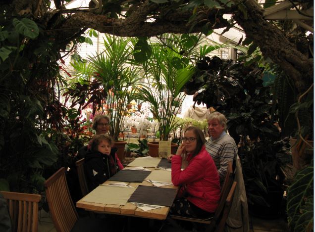 Stället hade ett stort växthus med orkideer och andra fina växter. Där fanns ett mysigt fik med väldigt smaskiga kakor som vi fick vänta på en stund innan vi fick till bordet.