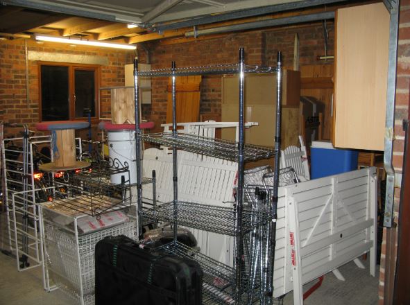 Garaget måste också röjas lite så vi kan få upp lagerhyllorna så vi kan ställa en del av kartongerna där.