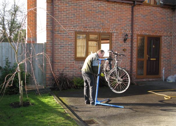 J tvättade sin leriga cykel. Det behövs varje helg så här års, men i solen kändes det betydligt trevligare än det brukar.