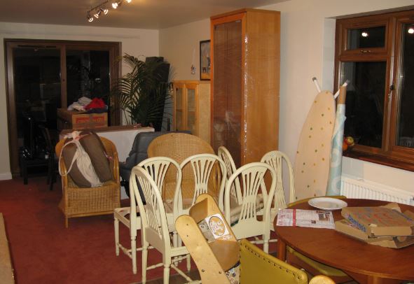 Vi ska nog börja med köket för där är vi ganska mycket. Vår engelska bord åker nog på tippen eller till välgörenhet. Och ja, det ligger pizzakartonger på bordet.