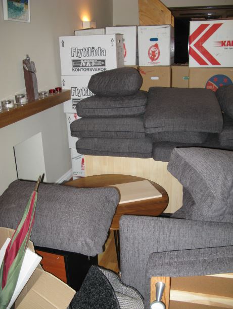 Vardagsrummet fick vara lager efter förra lasset också, men vi hade nästan hunnit tömma det. Nu får det vara lager ett tag till.