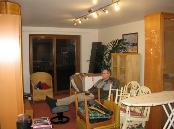 I TV-delen av köket (eller vad man nu ska kalla det när det är öppen planlösning) så går det nu att sitta skönt framför TVn för en person. 