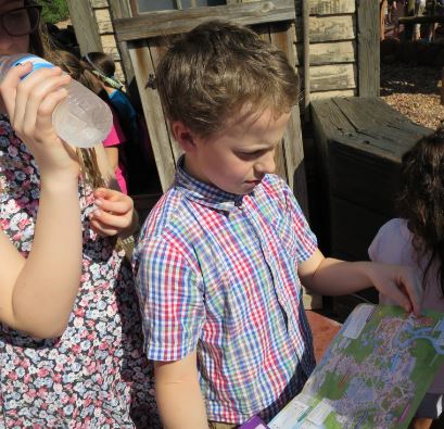 A kollar kartan och K har vätskepaus. Det gick åt ett antal flaskor vatten per dag i värmen (oftast 27-32 grader mitt på dan).