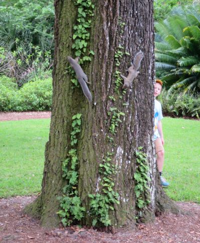I trädgården var det ekorrar nästan överallt. Fast det hade vi runt huset vi bodde också.