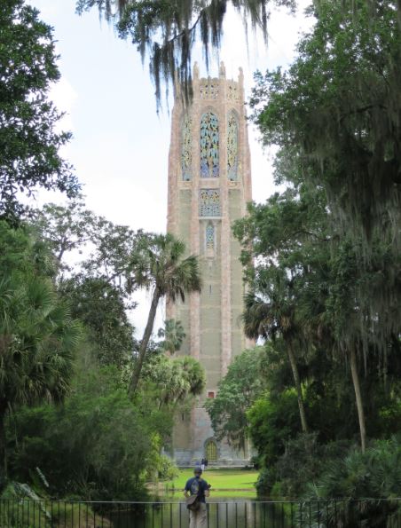 Lite längre bort i djungeln låg tornet på högsta punkten. Den här dagen var det klock-konsert som ljöd över nejden.