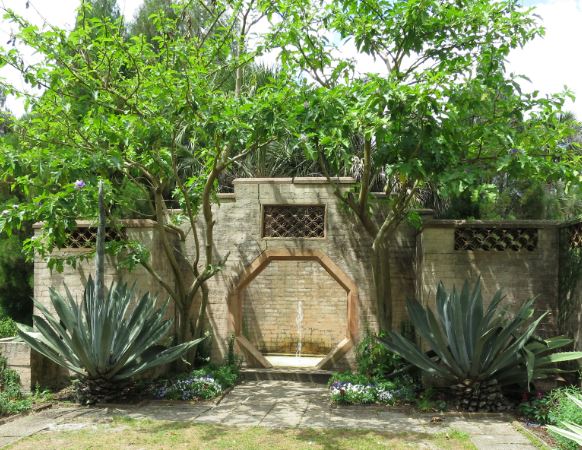 En liten fontän hade de intill huset också.