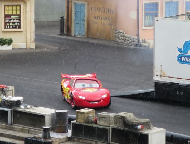 Veckans enda regnskur kom när vi tittade på en stuntshow med bilar där Blixten tittade förbi (utan att göra något farligt).